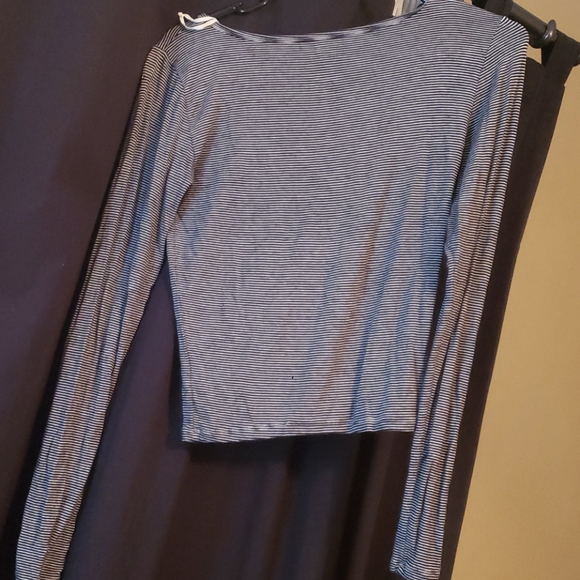 Black striped crop top - Picture 2 of 3